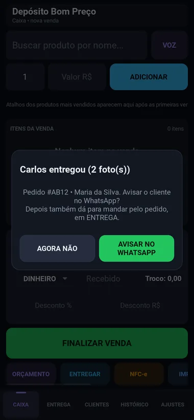 Aviso no app da loja: Carlos entregou, com duas fotos, e o botão Avisar no WhatsApp.